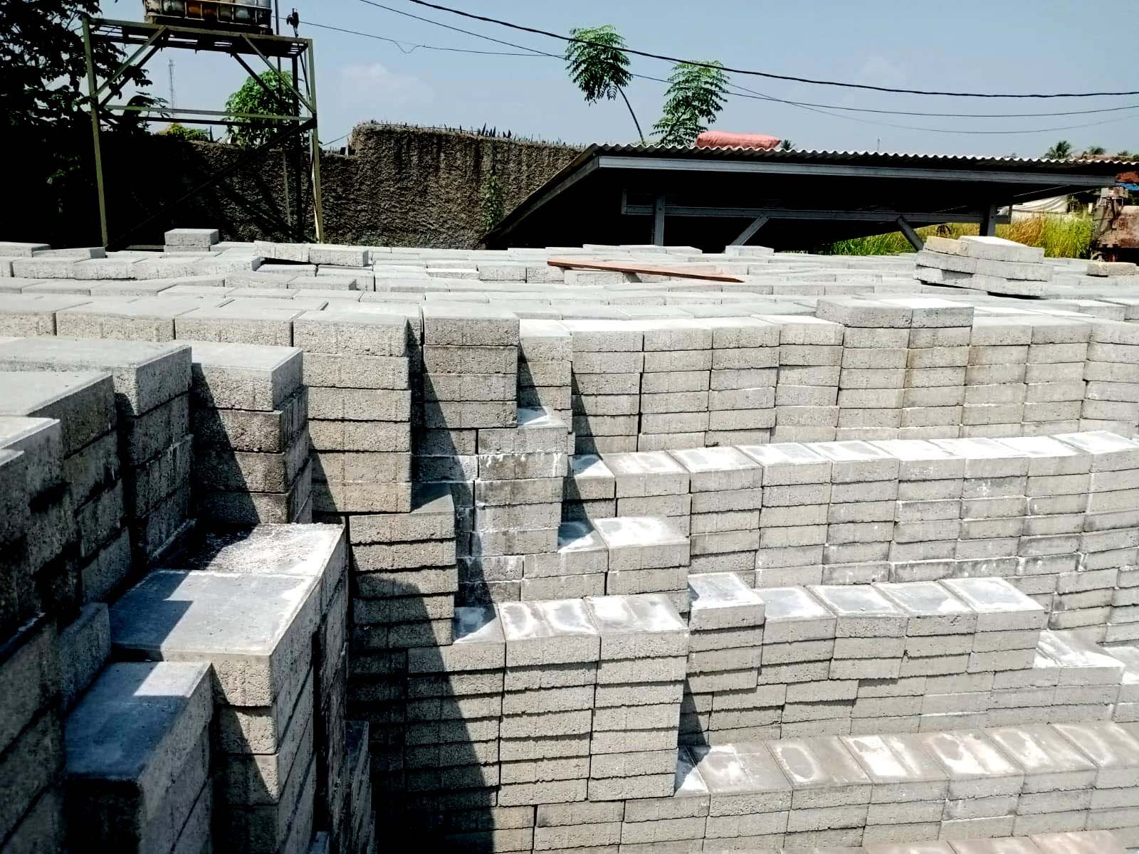 Gudang Beton Solution sebagai pabrik paving block Bandung untuk berbagai kebutuhan konstruksi.